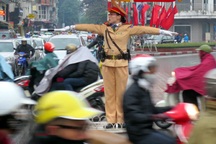 Những "bóng hồng" CSGT ngày đầu xuống đường