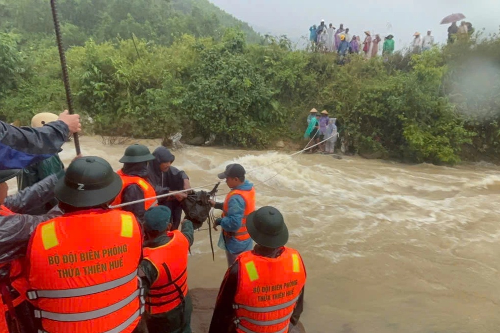 Dùng dây tiếp tế lương thực hơn 100 người bị lũ cô lập suốt 3 ngày - 1 Dùng dây tiếp tế lương thực hơn 100 người bị lũ cô lập suốt 3 ngày - 1