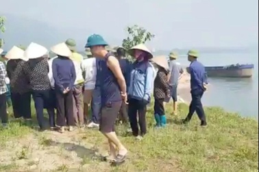 Tạm dừng khai thác mỏ cát trên sông Đà do người dân xua đuổi