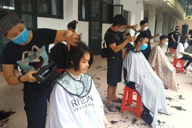 Sinh viên ĐH Dược tình nguyện "xuống tóc" vào Nam chống dịch