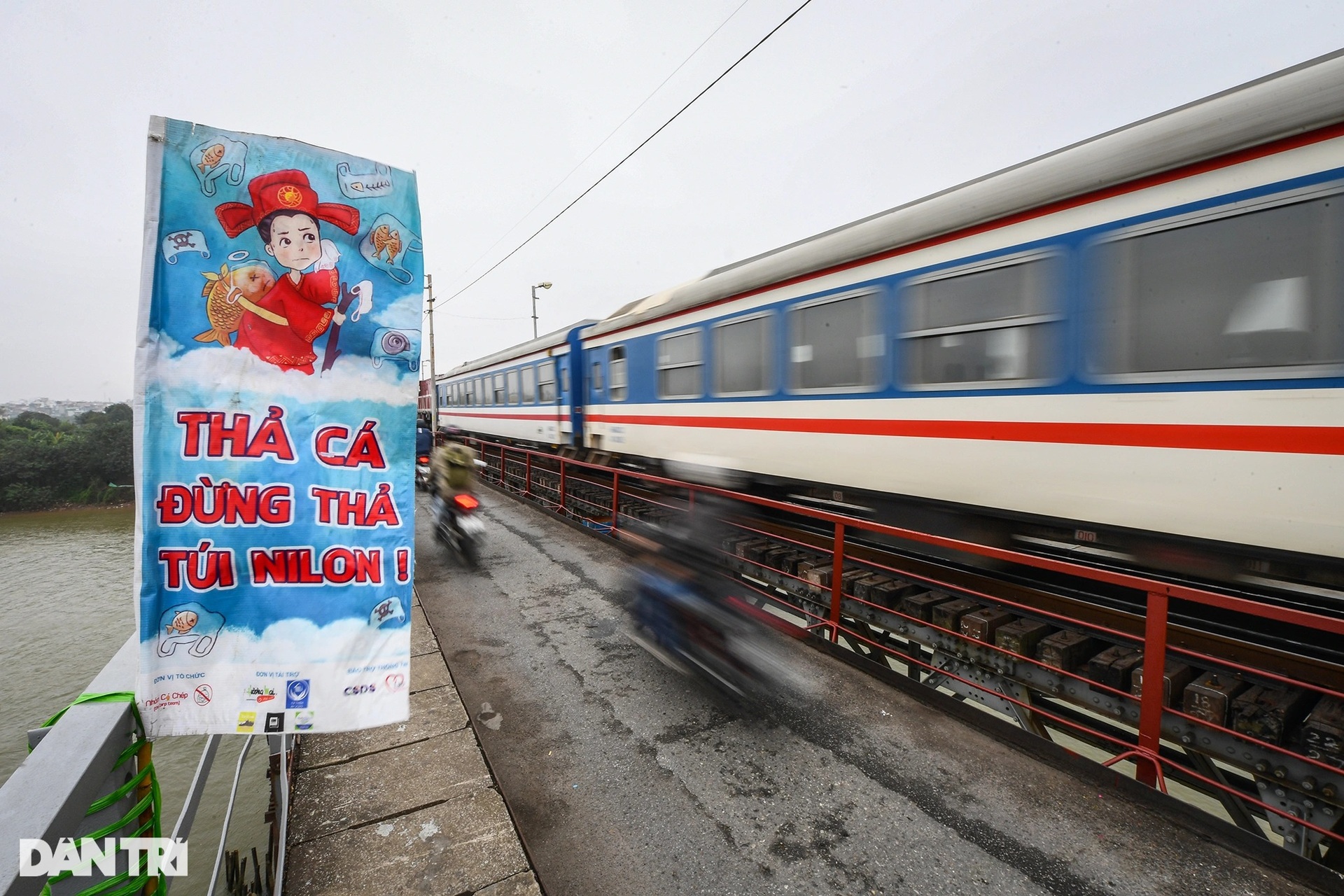 Hà Nội: Ngựa của ông Táo chưa kịp về trời đã ngửa bụng sau khi xuống nước - 3