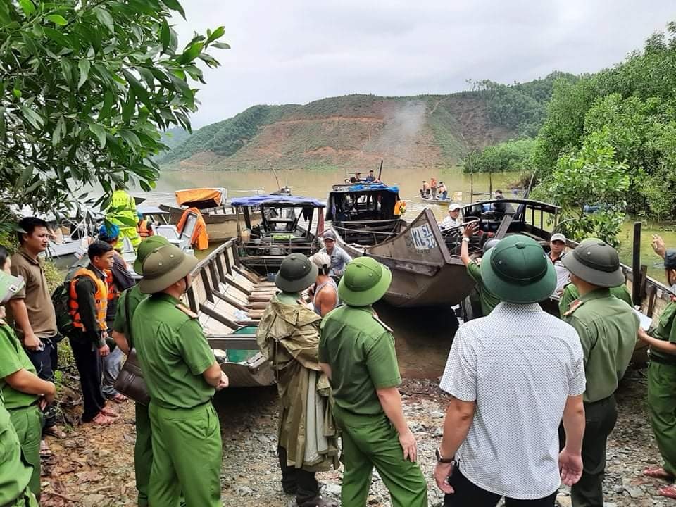 Công an tiếp cận thủy điện Rào Trăng 3, không còn dấu vết nhà điều hành - 4 Công an tiếp cận thủy điện Rào Trăng 3, không còn dấu vết nhà điều hành - 4