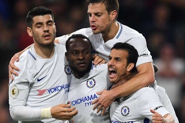 Moses giúp Chelsea nuôi hi vọng chen chân vào tốp 4