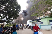 Cháy bãi phế liệu, 500 học sinh nghỉ học khẩn cấp vì khói độc