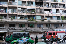 TPHCM: Bệnh viện khốn khổ vì nằm sát ký túc xá xuống cấp nghiêm trọng