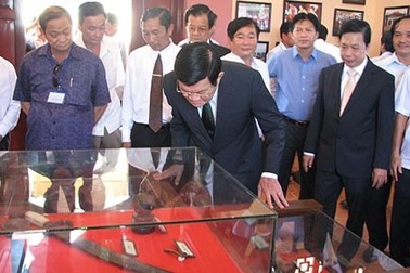 Chủ tịch nước dâng hương tại đình thờ Trương Định