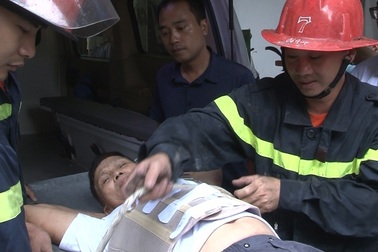 Nhân viên tẩm quất ngã từ tầng 3, mắc kẹt giữa 2 vách tường hẹp