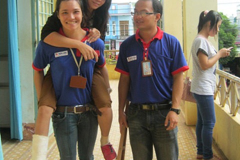 Gãy chân vẫn quyết không bỏ thi