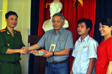 Hà Nội: Khách ngoại quốc để quên hàng nghìn USD trên taxi