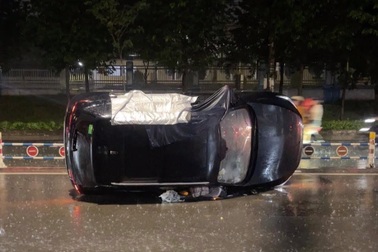 Ô tô lật nghiêng, xe máy bị nước cuốn trong mưa lớn ở Đồng Nai