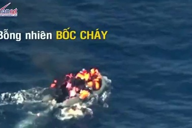 Thót tim xem cảnh cứu thuyền tị nạn cháy giữa biển