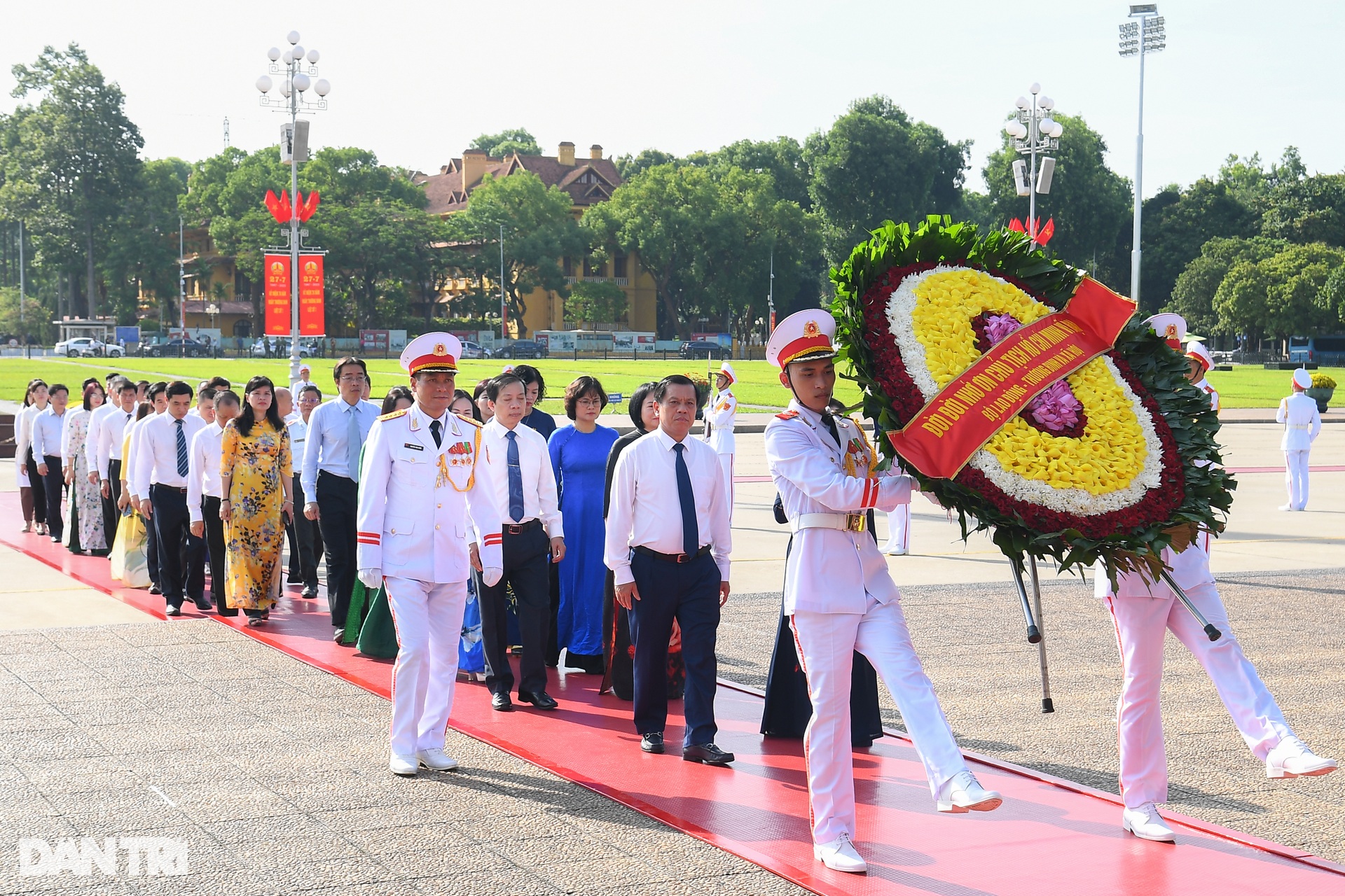 Lãnh đạo Đảng, Nhà nước dâng hương tưởng niệm các anh hùng liệt sĩ - 10 Lãnh đạo Đảng, Nhà nước dâng hương tưởng niệm các anh hùng liệt sĩ - 10