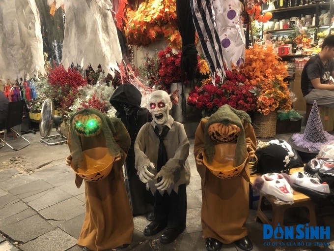 Hình ảnh lễ hội Halloween được bày trên vỉa hè phố Hàng Rươi.