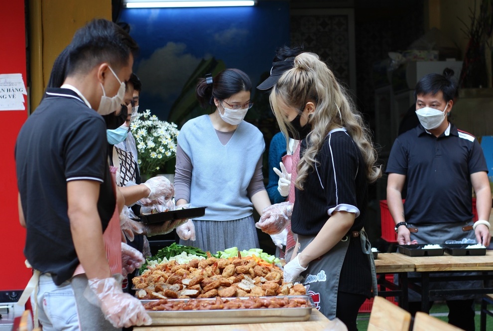 Ấm lòng những suất cơm 1.000 đồng giúp đỡ bệnh nhi ung thư ở Hà Nội - 1 Ấm lòng những suất cơm 1.000 đồng giúp đỡ bệnh nhi ung thư ở Hà Nội - 1