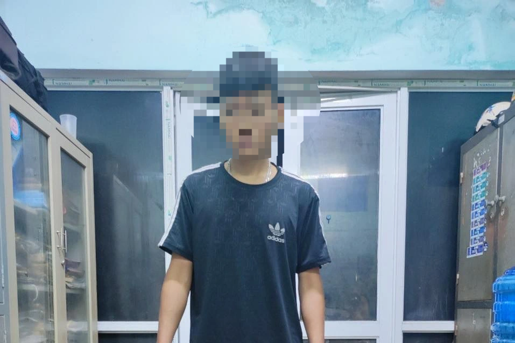 Thanh niên 17 tuổi lao thẳng xe máy vào 2 CSGT - 1 Thanh niên 17 tuổi lao thẳng xe máy vào 2 CSGT - 1