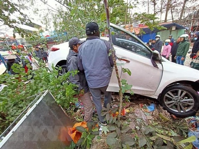 Hải Phòng: &quot;Xe điên&quot; lao vào chợ cóc, 10 người bị thương - Ảnh 1.