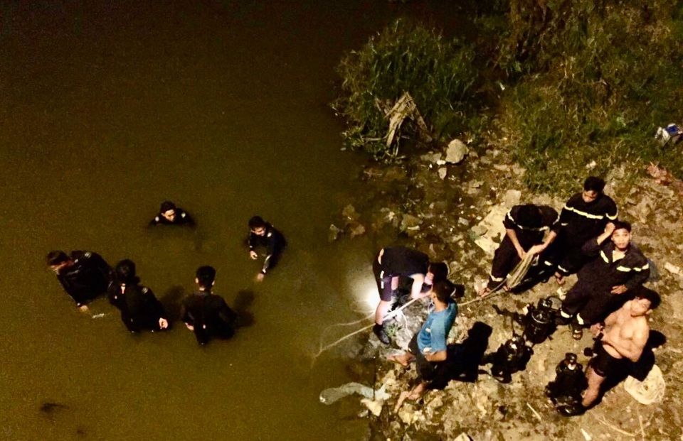 Hàng chục người nhái tìm kiếm nam thanh niên nhảy cầu - 2 Hàng chục người nhái tìm kiếm nam thanh niên nhảy cầu - 2