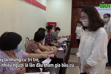 Cử tri trẻ Hà Nội bỡ ngỡ, tự hào trong lần đầu đi bỏ phiếu