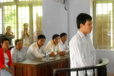 Chửi mẹ, đòi đốt nhà và chém công an trọng thương