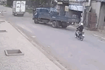 Đập mặt vào đuôi xe tải - Cái giá phải trả cho việc đi ẩu