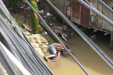 Nam thanh niên gục chết dưới chân cầu