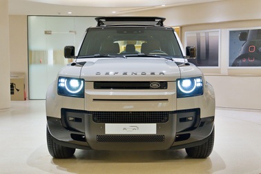 SUV "ăn chơi" Defender 2026 có thể lội nước sâu 1 mét, giá từ 5,1 tỷ đồng