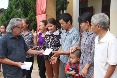 Đoàn thiện nguyện của nhà báo Phan Huy trao hàng trăm suất quà tới người dân vùng lũ lụt