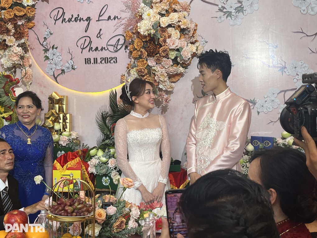 Đám hỏi Phương Lan Nhà bà Nữ: Chú rể và dàn bê tráp phải ăn chanh, ớt - 9 Đám hỏi Phương Lan Nhà bà Nữ: Chú rể và dàn bê tráp phải ăn chanh, ớt - 9