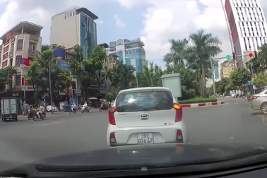 Chóng mặt vì "phong cách" nháy đèn xi-nhan có một không hai