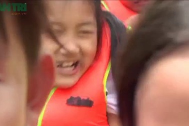 Bà Bảy Nhị lái đò miễn phí đưa các em đến trường