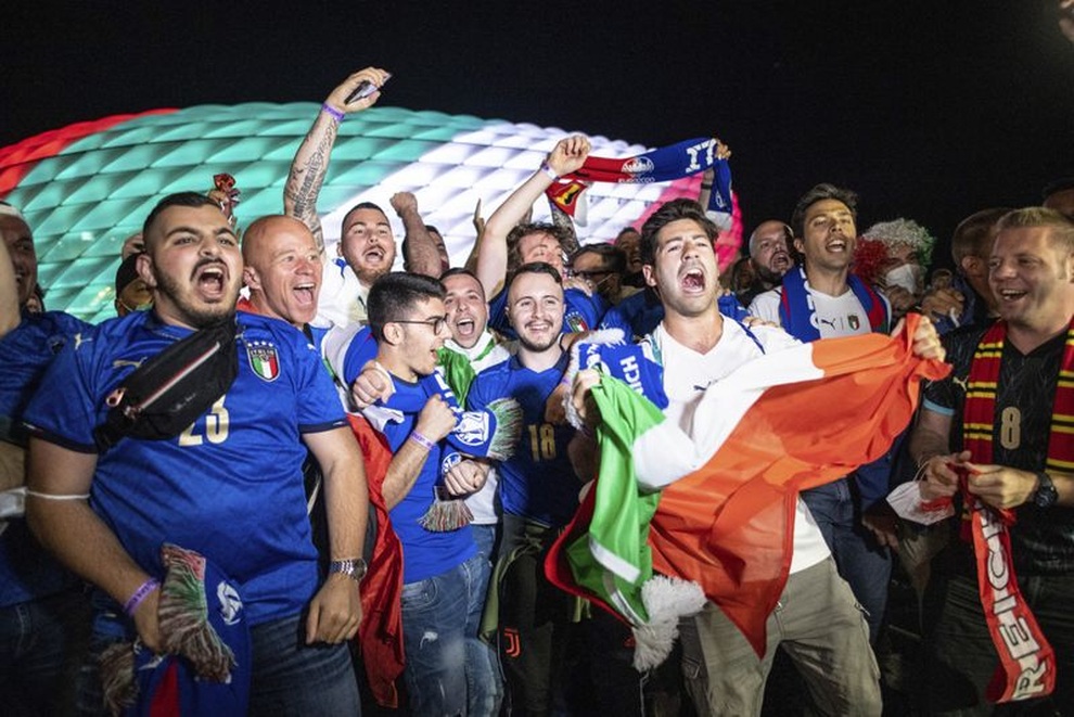 CĐV Italia đổ ra đường ăn mừng điên cuồng như thể vô địch Euro 2020 - 15 CĐV Italia đổ ra đường ăn mừng điên cuồng như thể vô địch Euro 2020 - 15