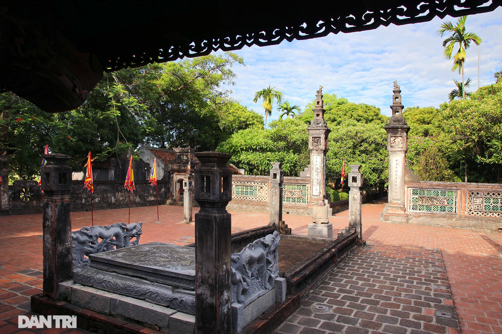 Long sàng đá độc nhất ở Việt Nam chạm hình trâu, chuột sánh cùng rồng - 1 Long sàng đá độc nhất ở Việt Nam chạm hình trâu, chuột sánh cùng rồng - 1