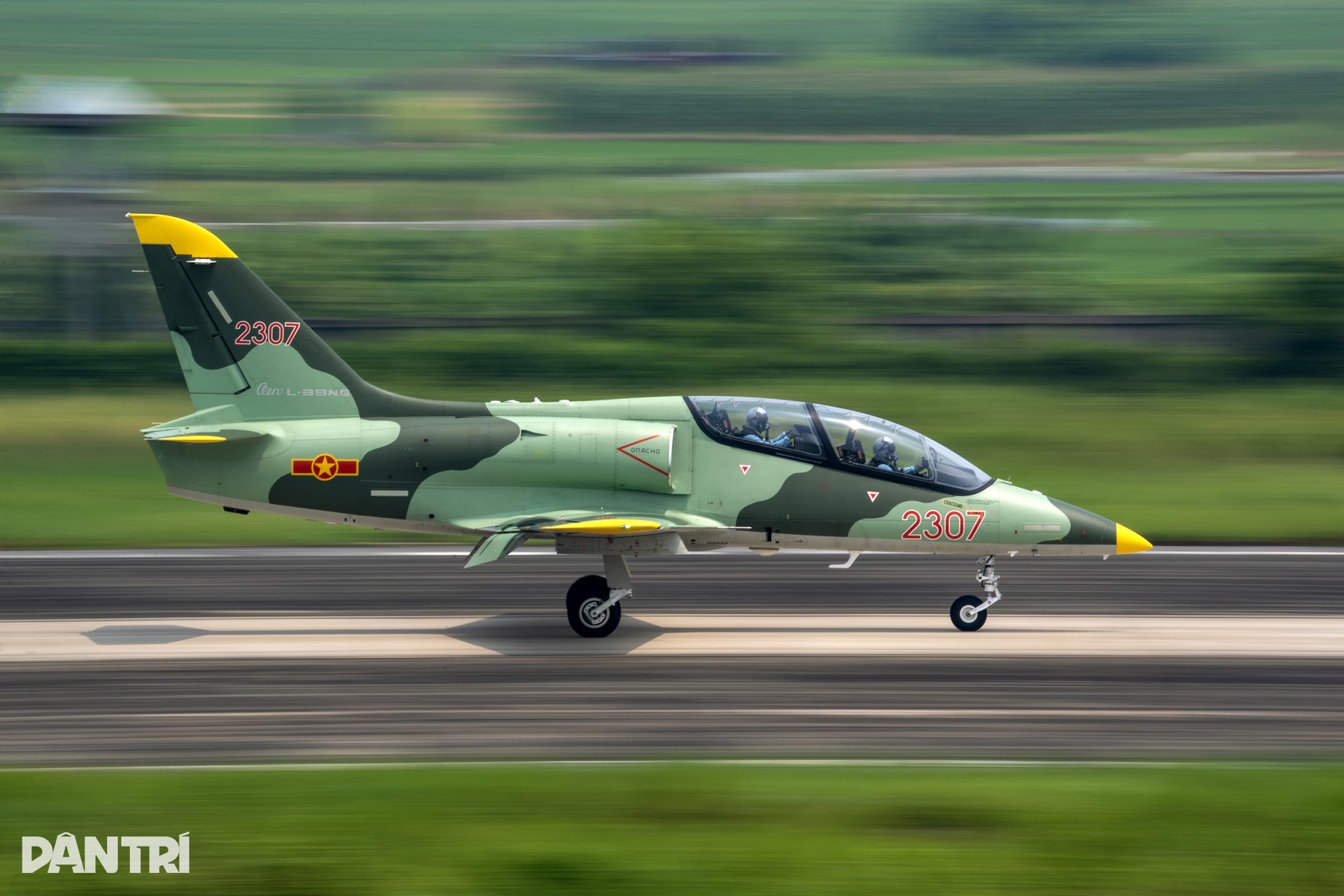 Máy bay Yak-130 xuất kích, lần đầu bay đội hình 6 chiếc hình tam giác ở Kép - 11 Máy bay Yak-130 xuất kích, lần đầu bay đội hình 6 chiếc hình tam giác ở Kép - 11