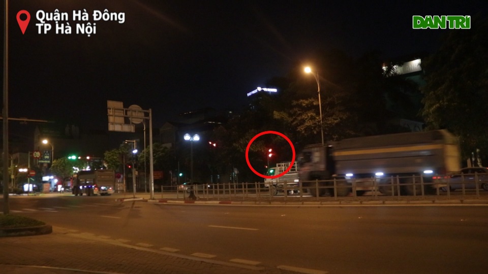 Hà Nội: Rùng mình cảnh hung thần xa lộ nối đuôi nhau vượt đèn đỏ - 1 Hà Nội: Rùng mình cảnh hung thần xa lộ nối đuôi nhau vượt đèn đỏ - 1