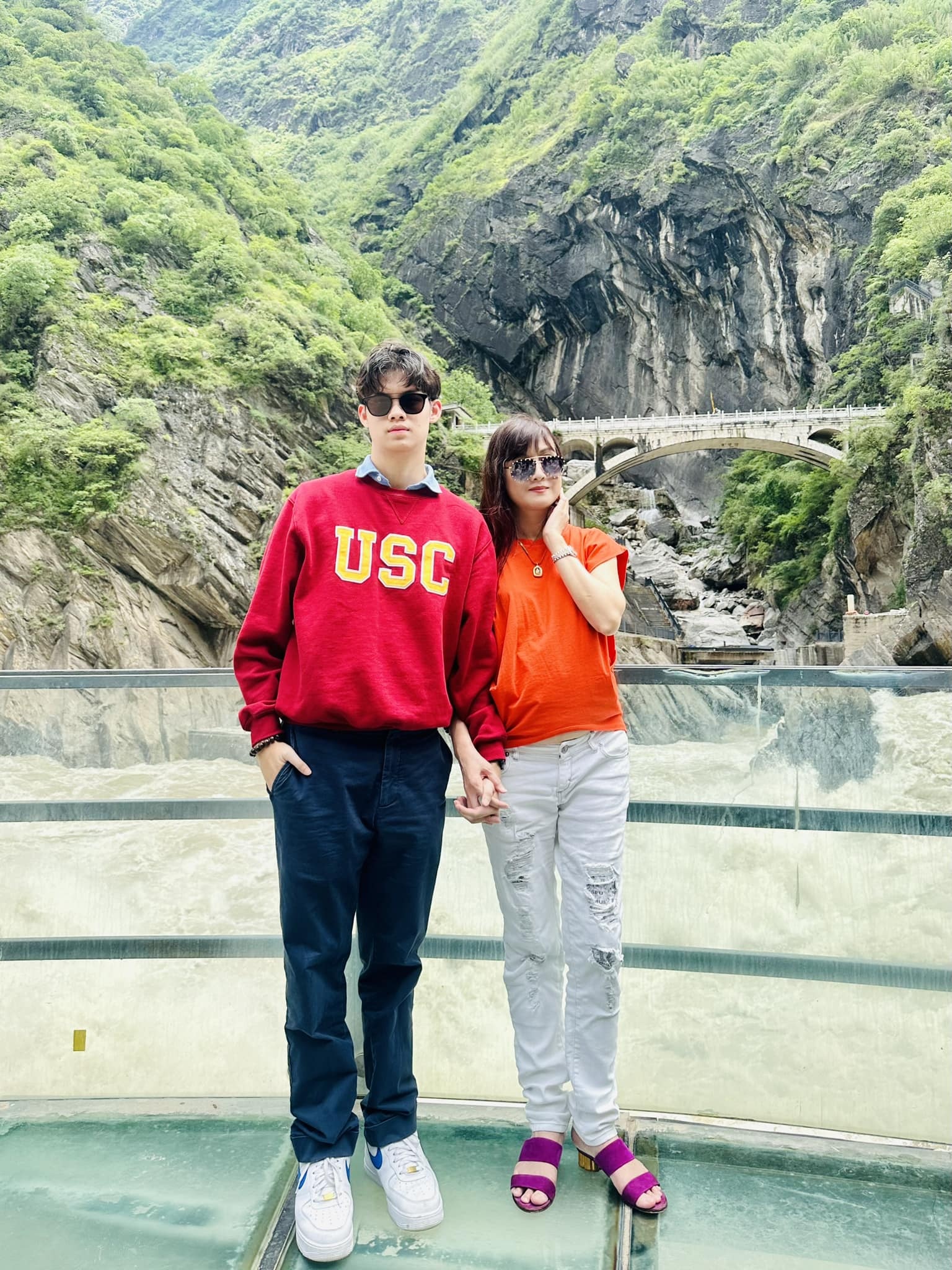 ปฏิทินสาวงาม เหียนไหม : ประสบอุบัติเหตุ ตอนนี้ใช้ชีวิตอย่างมีความสุขกับสามีชาวเวียดนามที่ต่างประเทศ - 13 Mỹ nhân ảnh lịch Hiền Mai: Từng bị tai nạn, giờ ấm êm bên chồng Việt kiều - 13