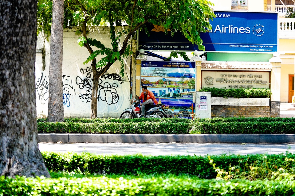 Người Sài Gòn quay quắt với thời tiết oi bức, độ ẩm cao - 11 Người Sài Gòn quay quắt với thời tiết oi bức, độ ẩm cao - 11