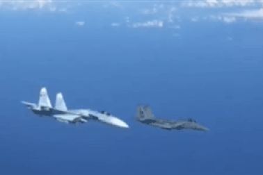 Khoảnh khắc Su-27 Nga tạt đầu, chặn máy bay F-15