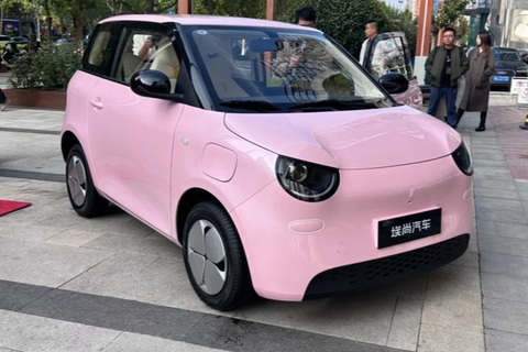 Wuling ra mắt ô tô điện mini mới, giá quy đổi chưa đến 150 triệu đồng