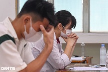 Thí sinh ôm đầu lo lắng, căng thẳng trước giờ thi môn ngữ văn