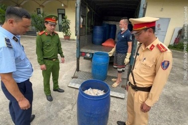 Phát hiện hơn một tấn lòng lợn đã bốc mùi trên xe tải