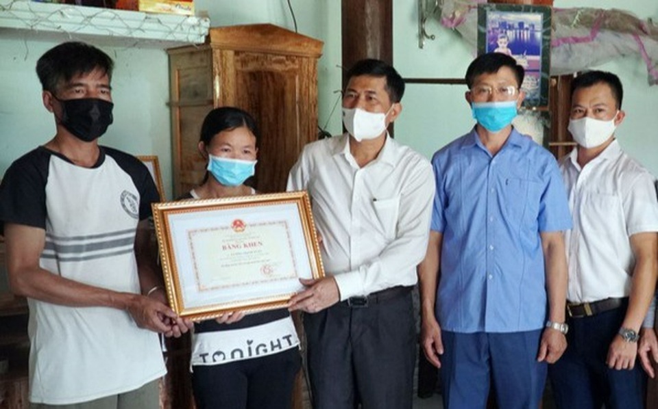 Truy tặng Bằng khen tới học sinh lớp 7 dũng cảm cứu 2 em nhỏ bị đuối nước - 1 Truy tặng Bằng khen tới học sinh lớp 7 dũng cảm cứu 2 em nhỏ bị đuối nước - 1