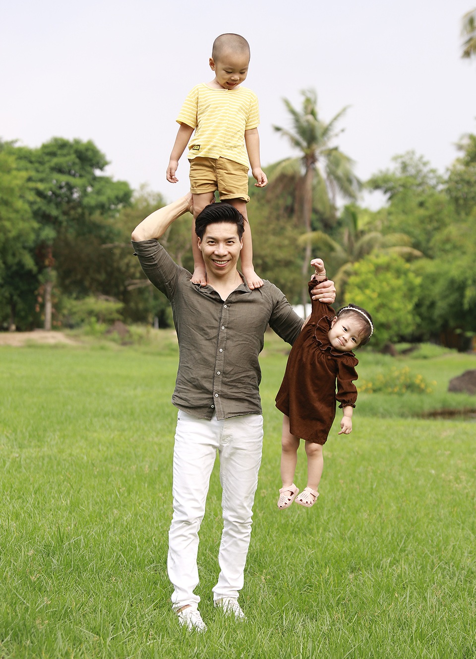 Con gái nhỏ của Quốc Nghiệp lần đầu diễn xiếc trên sân khấu cùng ba - 8 Con gái nhỏ của Quốc Nghiệp lần đầu diễn xiếc trên sân khấu cùng ba - 8