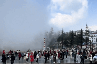 Khối mây ở Sapa bất ngờ tràn từ trên cao xuống đất, khách ồ lên thích thú