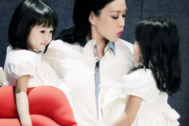 Người đẹp gốc Việt khoe hai con gái cưng