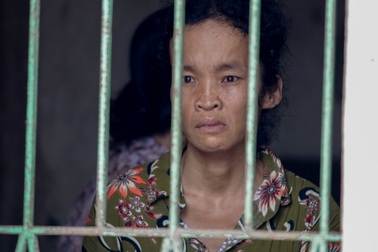 Đau lòng cảnh người phụ nữ nghèo ngồi ôm bệnh chờ... chết bên song cửa