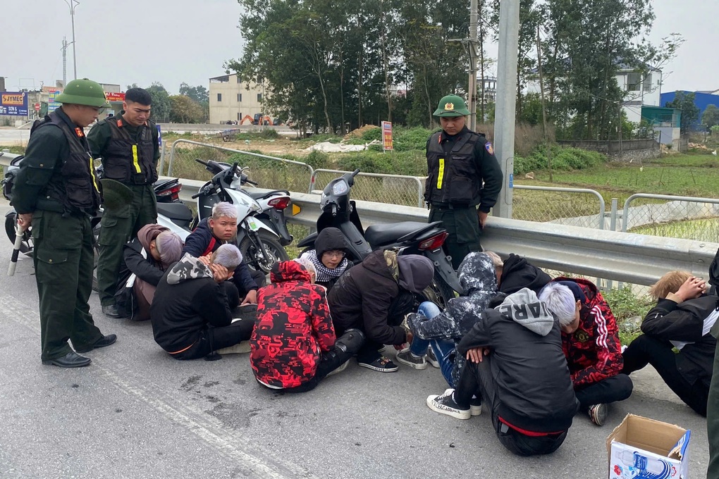 Nhóm thanh niên đi xe máy tháo biển số, lạng lách trên cao tốc - 1 Nhóm thanh niên đi xe máy tháo biển số, lạng lách trên cao tốc - 1