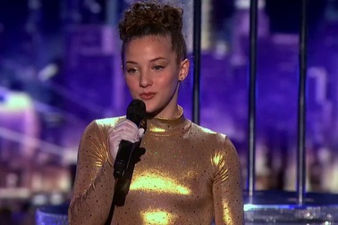 Cô bé 14 tuổi uốn dẻo phi thường nhận được nút vàng đặc cách