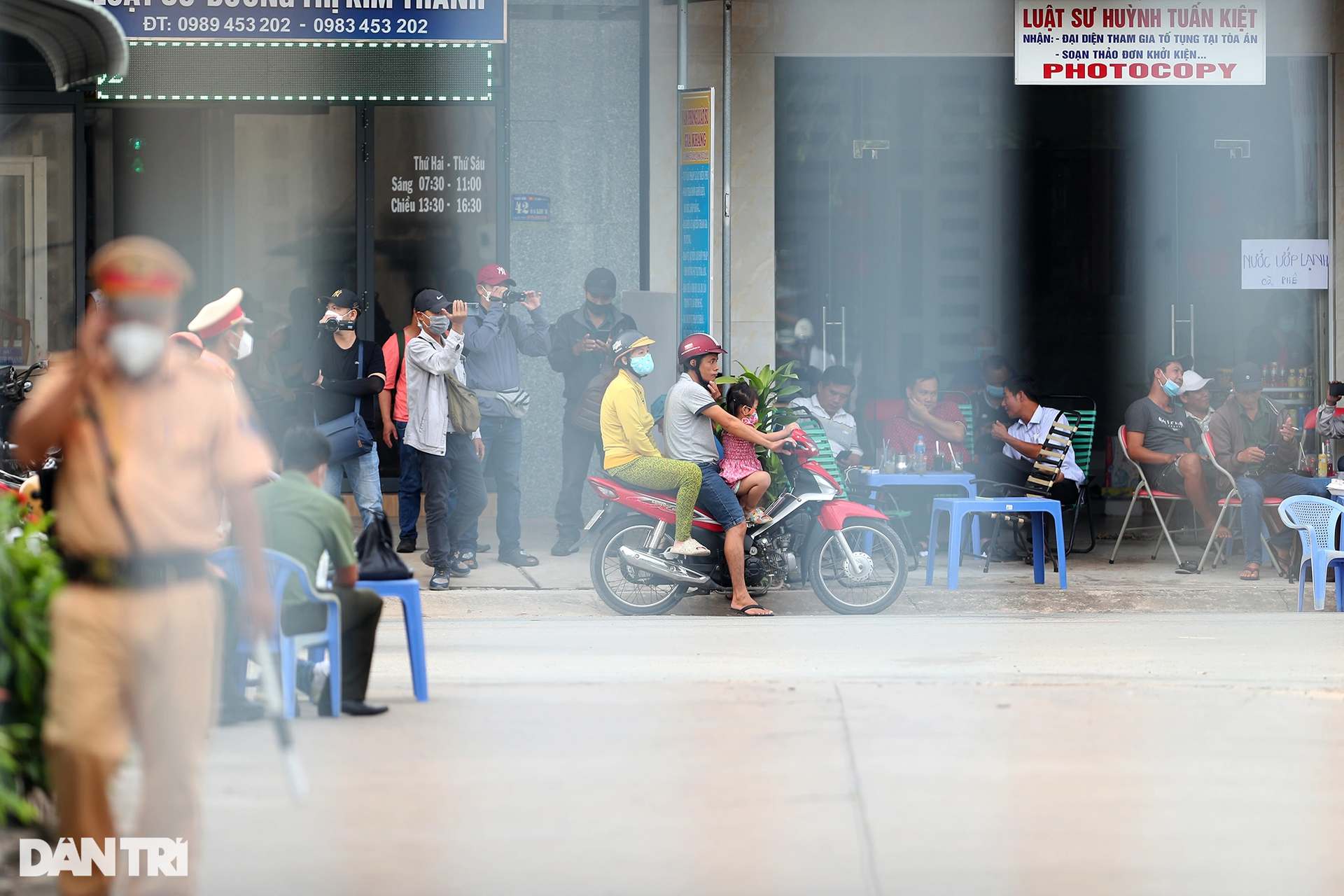 Lê Tùng Vân mệt mỏi, được 2 người dìu lên phòng xử án - 8 Lê Tùng Vân mệt mỏi, được 2 người dìu lên phòng xử án - 8