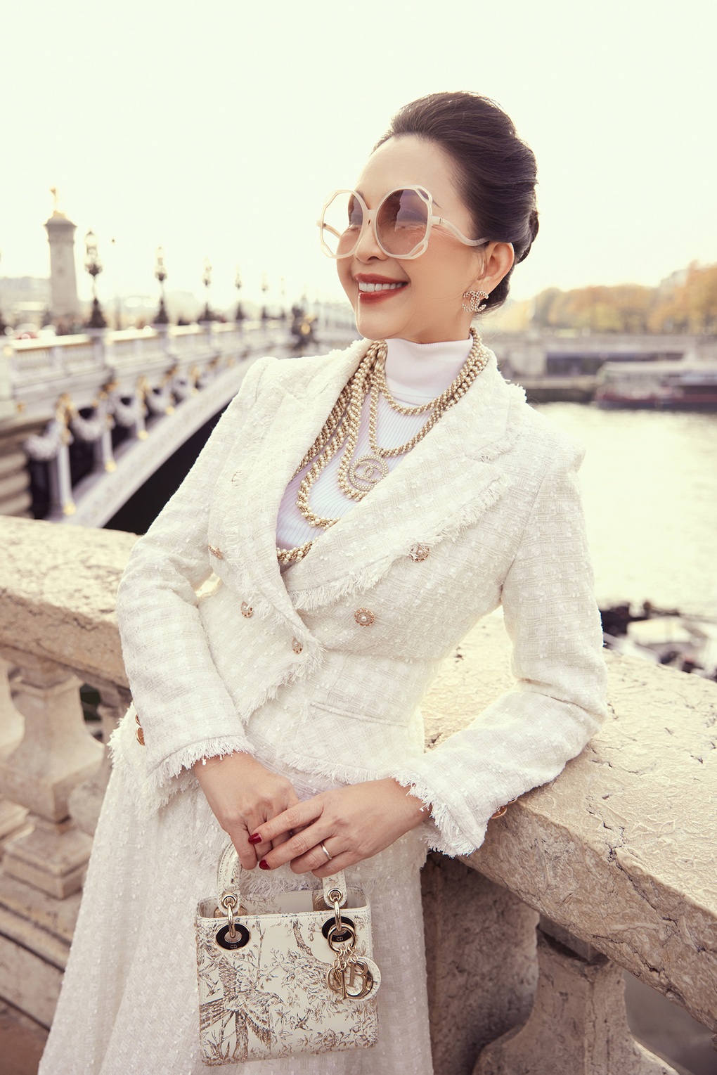Tuổi 60 của nữ hoàng ảnh lịch Diễm My: Dát hàng hiệu dạo chơi Paris - 7 Tuổi 60 của nữ hoàng ảnh lịch Diễm My: Dát hàng hiệu dạo chơi Paris - 7