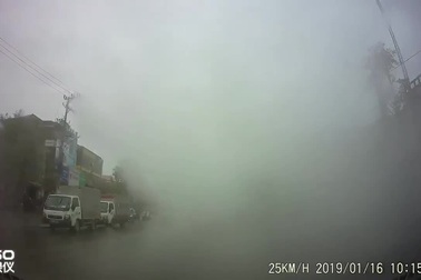 Ô tô xả khói mù mịt che khuất tầm nhìn các phương tiện trên đường cực nguy hiểm